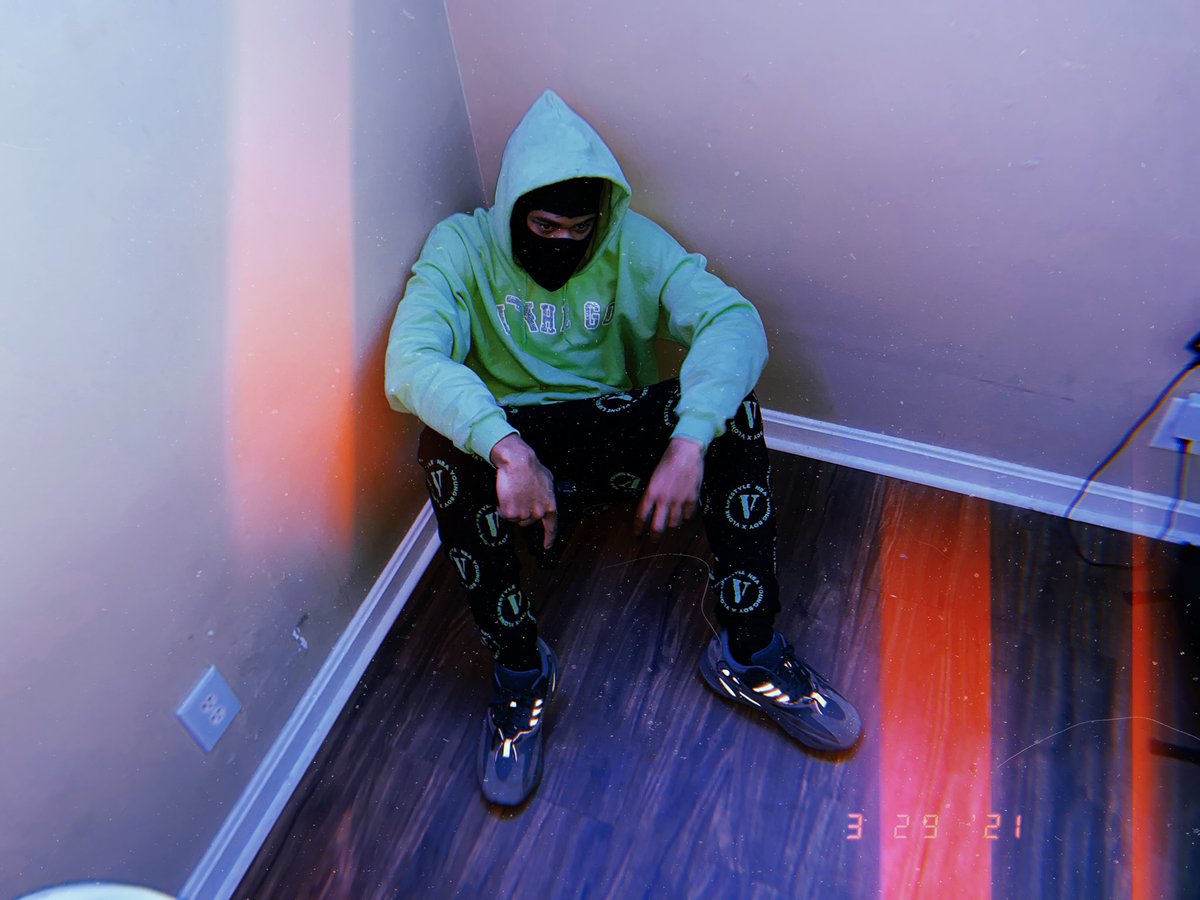 FREEJUGG1's tweet photo. Li 10k pop out #everythinggreen https://t.co/tR3g82olpF