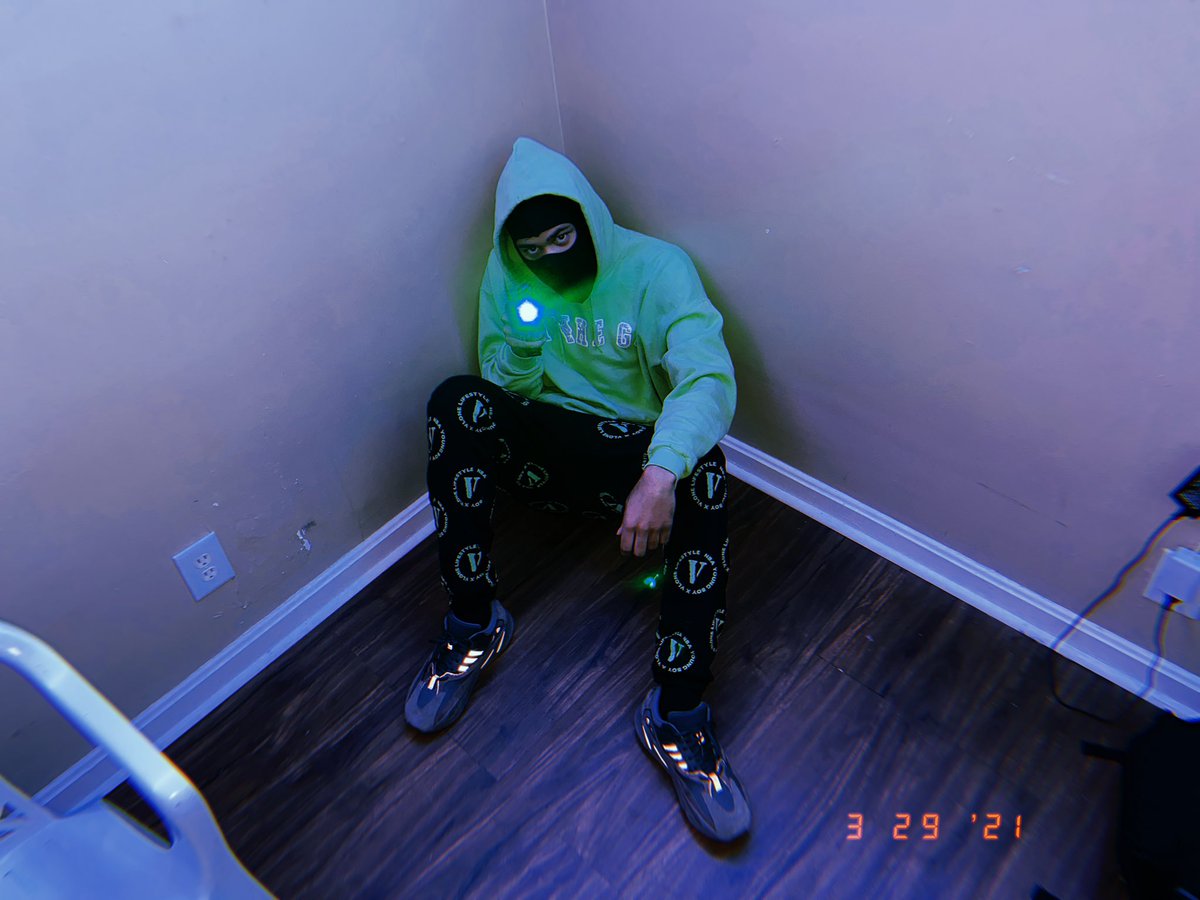FREEJUGG1's tweet photo. Li 10k pop out #everythinggreen https://t.co/tR3g82olpF