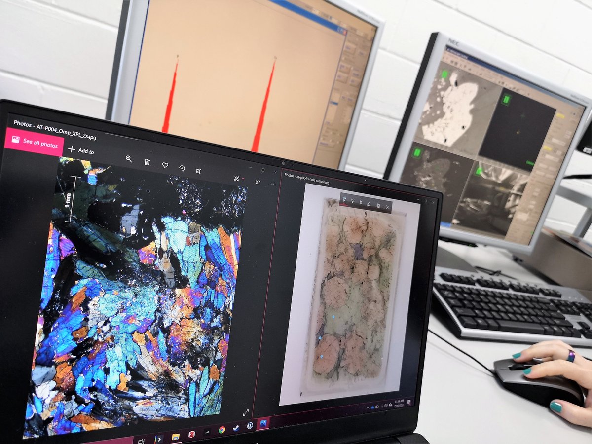 We are back in the world of experimental #petrology today with an image from the SEM at <a href="/MonashEAE/">Monash Earth, Atmosphere and Environment 🌏🌪️🍃</a>!🔬 @geology_sarah and <a href="/Zspint1/">Zsanett Pintér</a>, the screens are showing a XP #microscope image of a beautiful clinopyroxene, an #eclogite with it's EDS spectra &amp; the #SEM Image of the eclogite! 💫