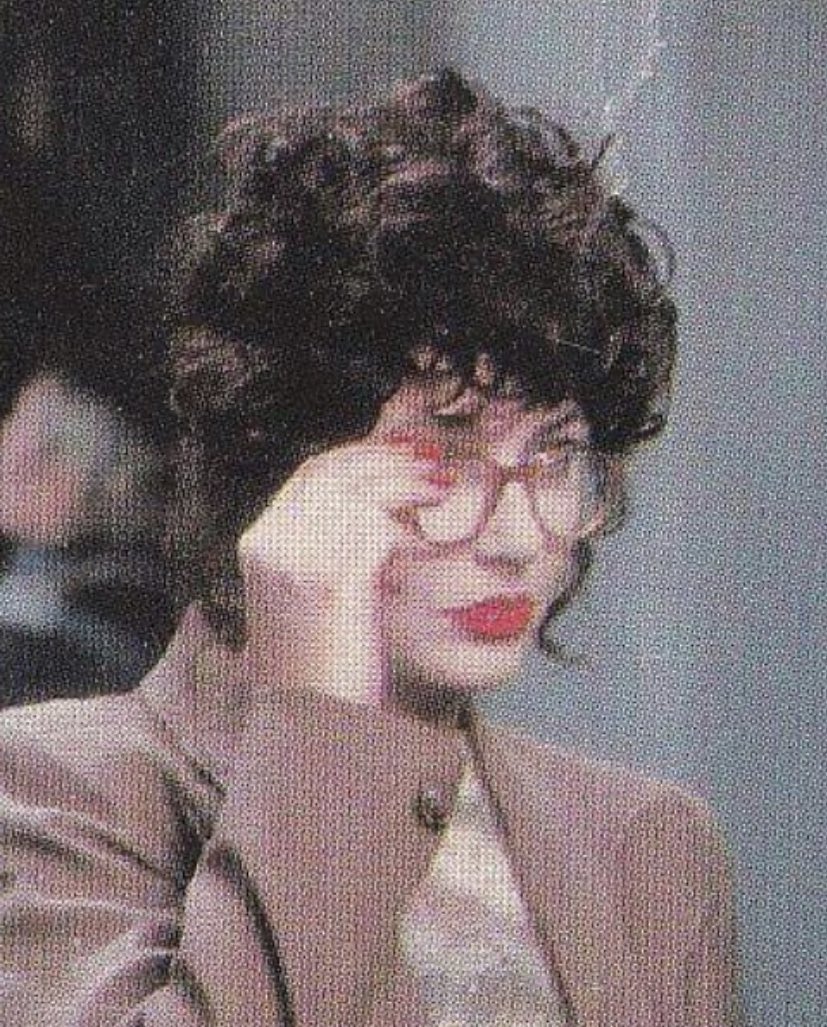 leaveitopenx's tweet photo. kate bush with glasses. that is all. https://t.co/S61IoQBEII