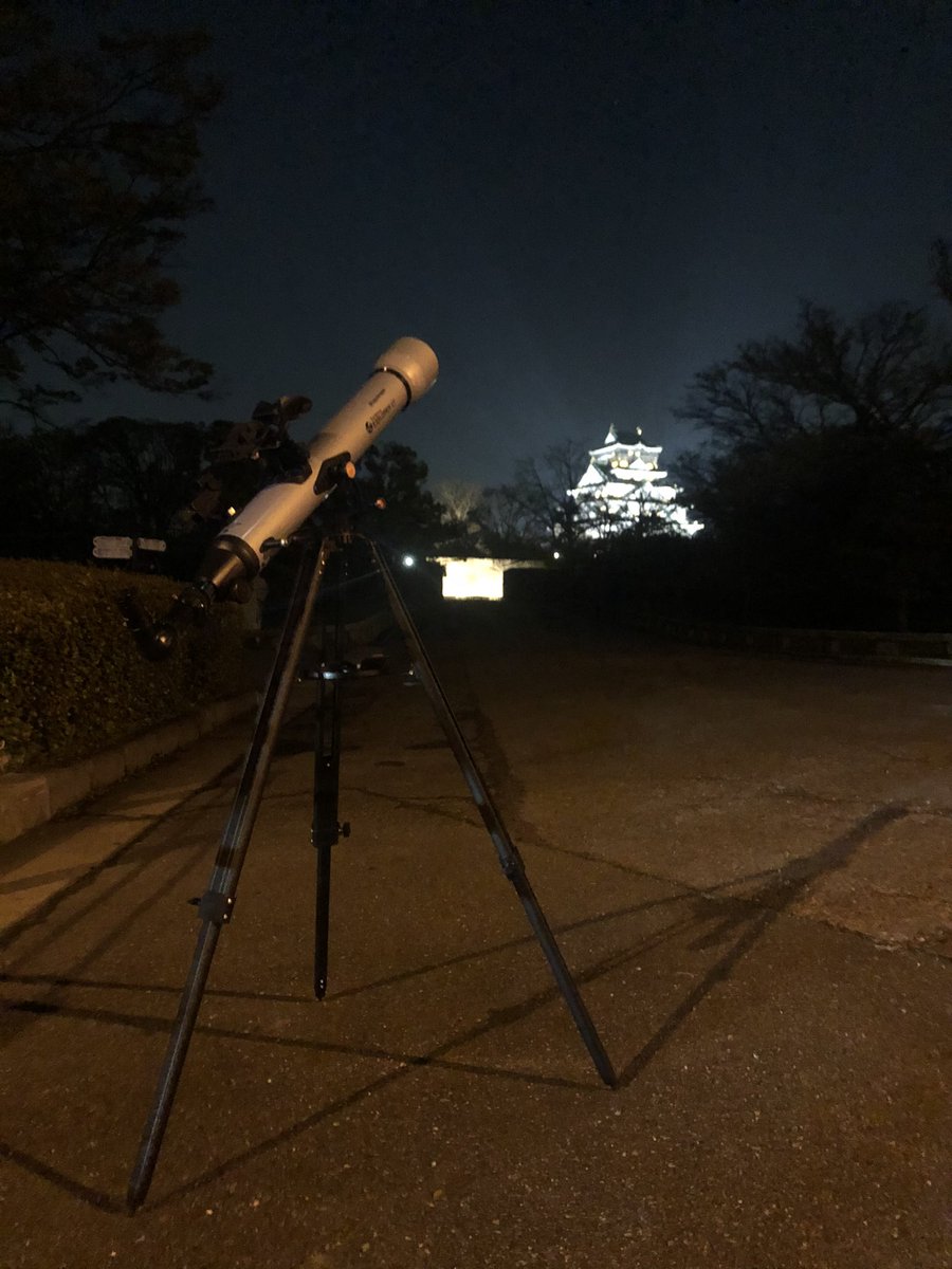 loupe_studio_jp's tweet photo. 3/25(木) 21:59~ 月齢12.1 高度72.5🔭
いつもはベランダ観測ですがこの日は随分暖かく感じる夜。少し移動で久々に #大阪城公園 で観測♪
ほぼ雲一つ感じない夜を堪能🌔ー(^-^)v #クレーター の鮮明度に感動♪
天体望遠鏡 #スターセンスLT80AZ
#スマホ撮影
#ビクセン #StarSense #ルーペスタジオ https://t.co/74hMgCxY2K