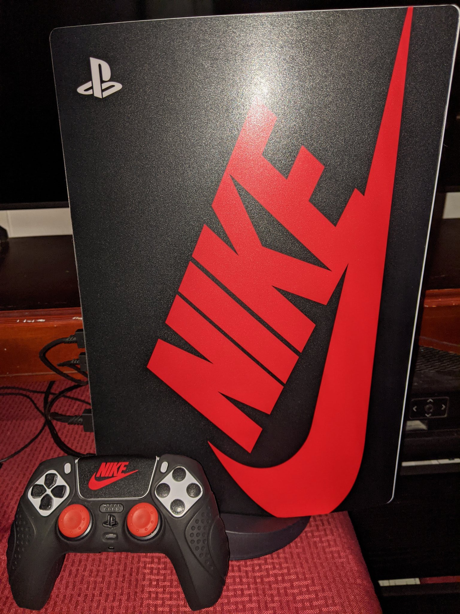 Twitter 上的SLAM Gaming："This black Nike PS5 skin might be cooler than the  red one 🔥 (via @Luis25118274) https://t.co/tbLfNNbSUi" / Twitter