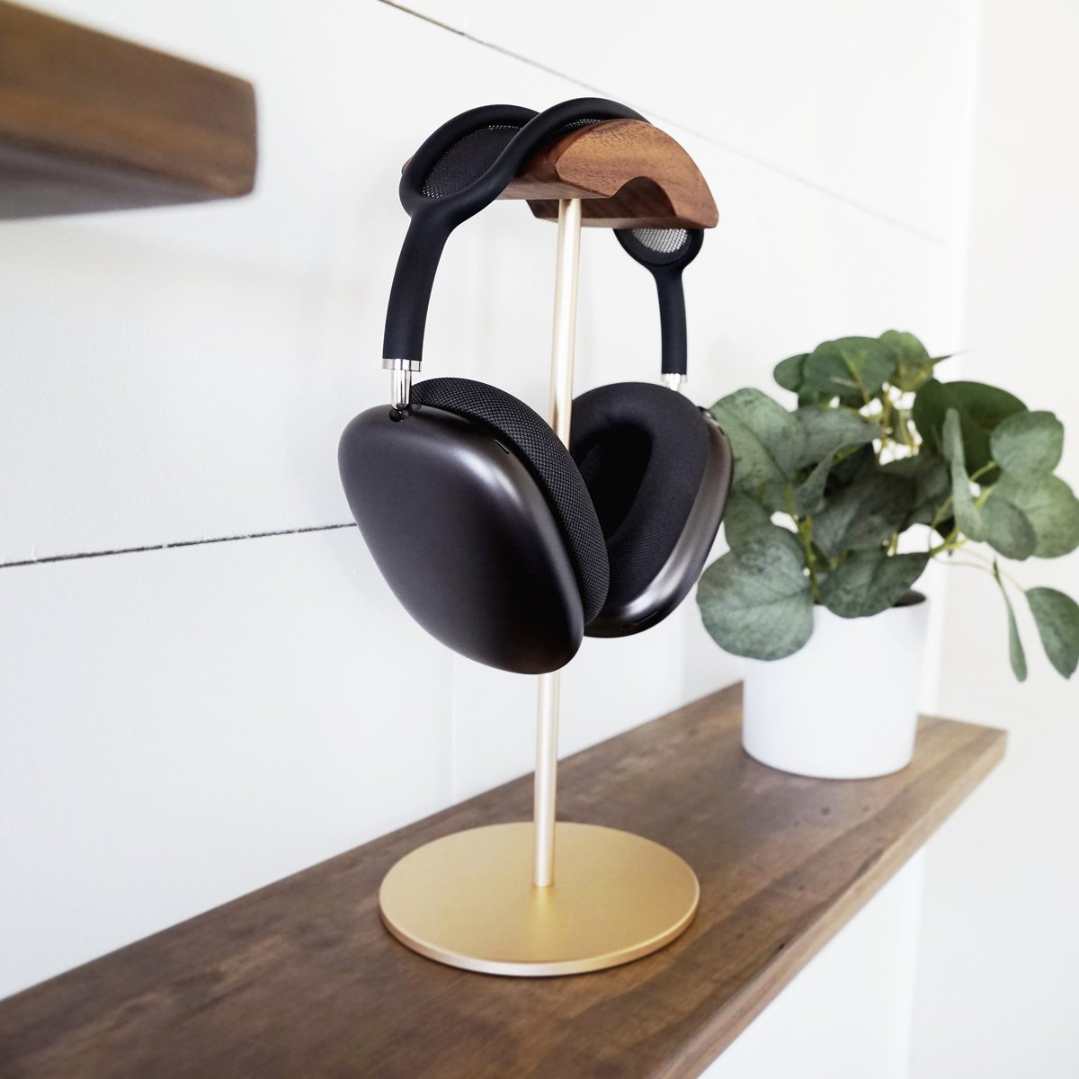 FennecGear's tweet photo. BACK IN STOCK! Our Wooden Arc Headphone Stands are available now in black or gold, complete with a dark walnut stand designed to preserve the shape of your headphones

#headphone #headphonestand #headphonestands #desksetup #deskdecor #airpodsmax #airpodsmaxstand #minimalistdesign https://t.co/8vf0l2eBnK