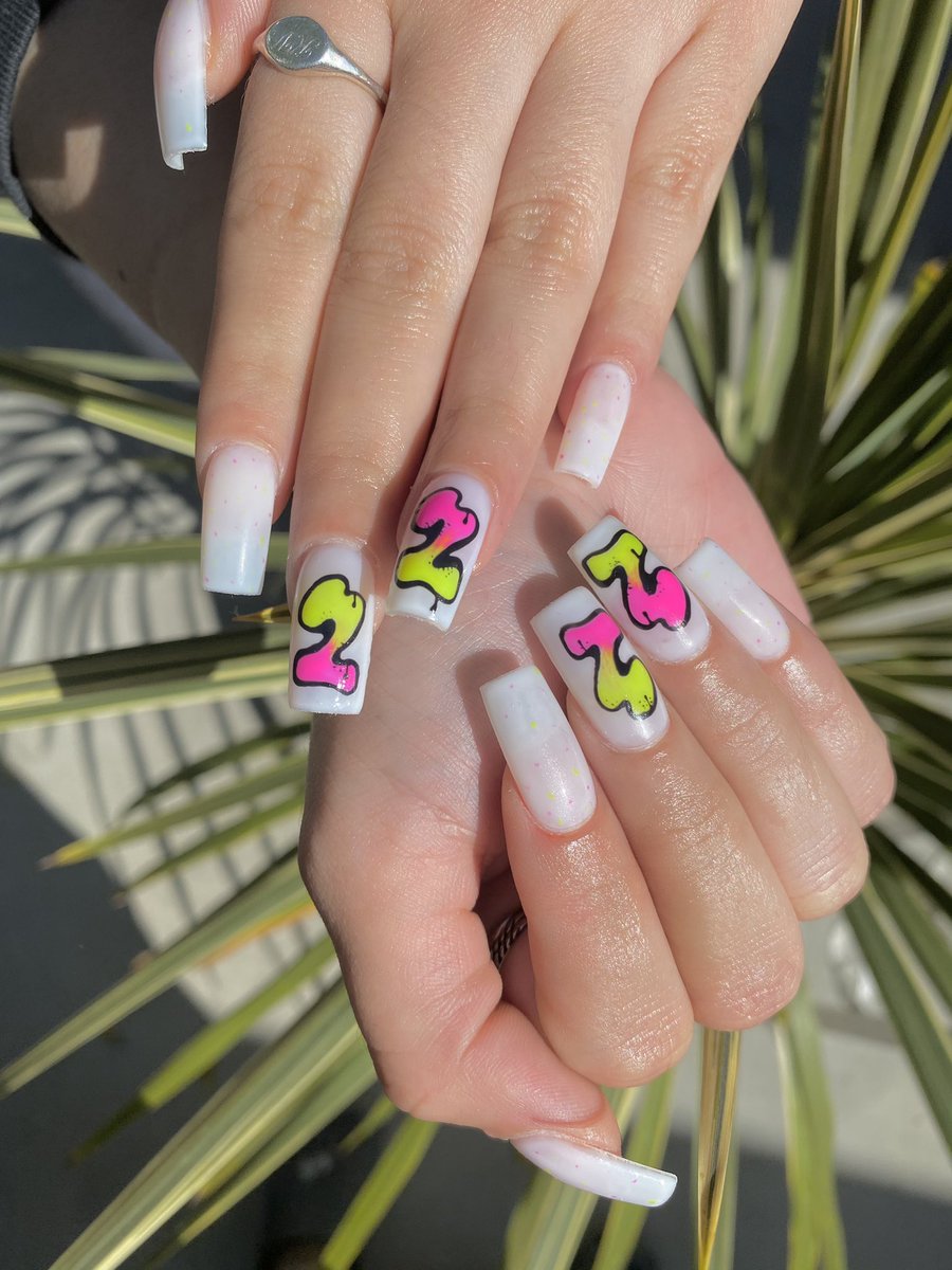 m_ram7's tweet image. Having a lovely Monday and got to do this dope ass graffiti set for @_kveee  bday set ✨💗🥺