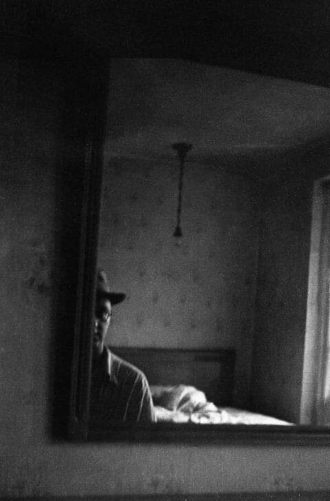 "¿Por qué desear que los minutos y los años vuelvan cuando sabemos que no lo harán jamás? ¿Para qué sirve la melancolía? Nos pasamos la mitad de la vida perdiendo el tiempo y la otra mitad queriendo recuperarlo".
 Julio Llamazares
📷Saul Leiter