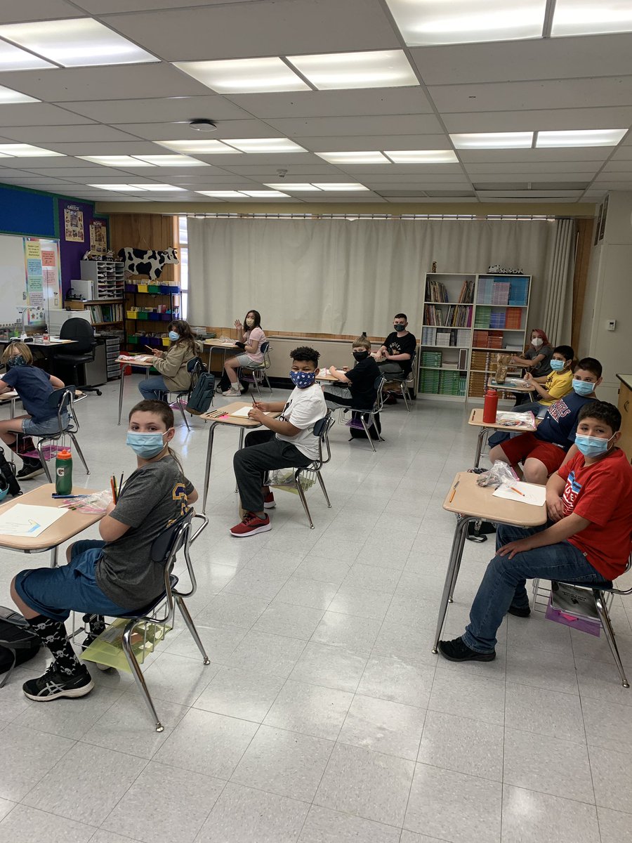 MrPerrymanBAES's tweet photo. Hybrid learning at its finest! Welcome back Mustangs #MustangPRIDE @phmustangs https://t.co/zlHBiuTDiY