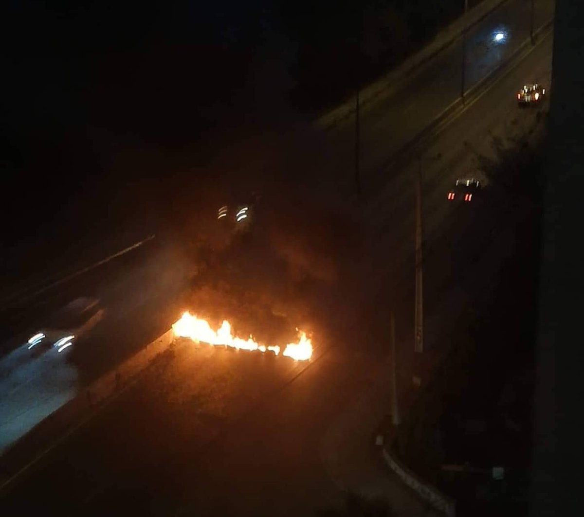 [VIÑA DEL MAR] Barricadas en Camino Troncal altura de Jardín Botánico. 

#DiadelJovenCombatiente
#VinadelMar 
#revuelta 
#protestas