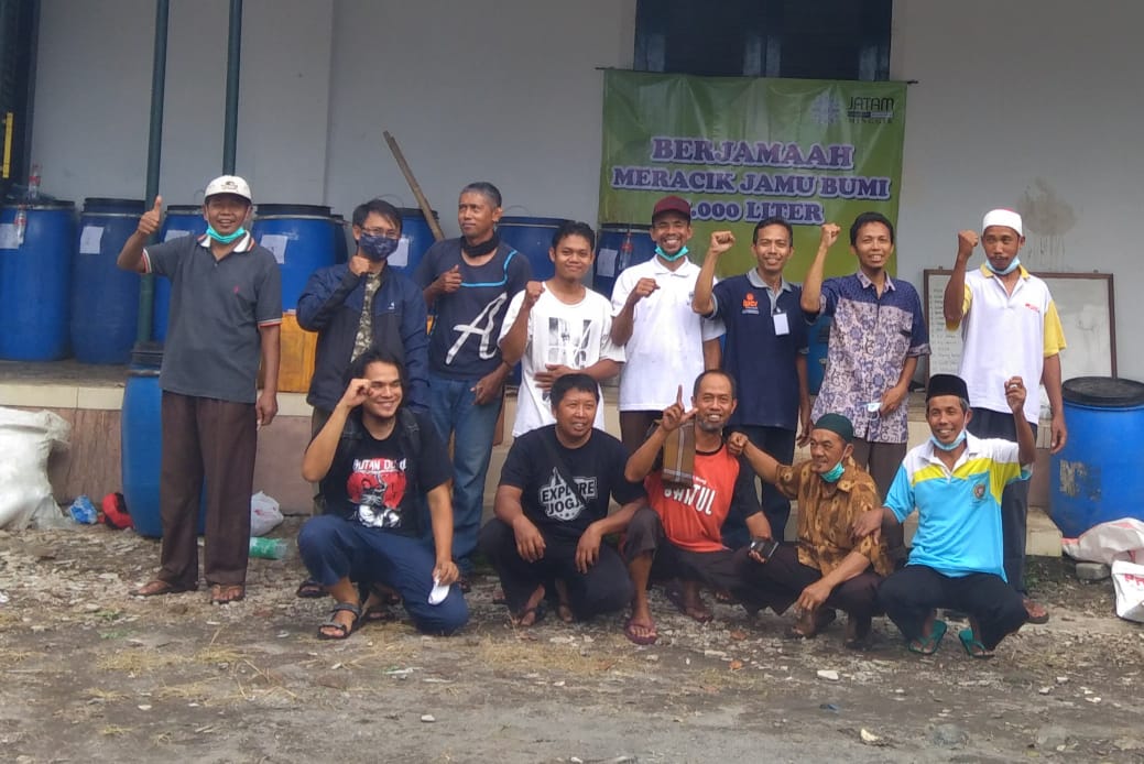 Syawaludin3687's tweet photo. Hidup itu sebuah gerakan
Hidup itu sebuah perjalanan
Hidup itu sebuah getaran
Inilah gerakan dr kawan2 LumbungBumi JATAM Minggir Jogja yg baru selesai seminggu pelatihan langsung tancap gas poll rem blong bikin 1000 liter #JSTstrong https://t.co/Mssq6vTUZW