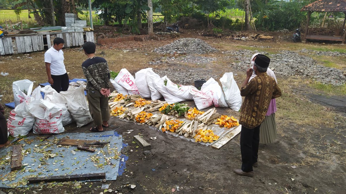 Syawaludin3687's tweet photo. Hidup itu sebuah gerakan
Hidup itu sebuah perjalanan
Hidup itu sebuah getaran
Inilah gerakan dr kawan2 LumbungBumi JATAM Minggir Jogja yg baru selesai seminggu pelatihan langsung tancap gas poll rem blong bikin 1000 liter #JSTstrong https://t.co/Mssq6vTUZW