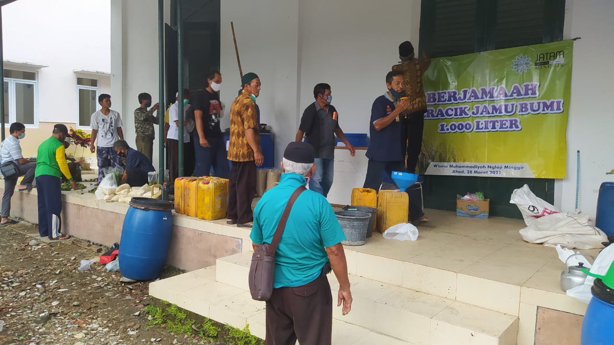 Syawaludin3687's tweet photo. Hidup itu sebuah gerakan
Hidup itu sebuah perjalanan
Hidup itu sebuah getaran
Inilah gerakan dr kawan2 LumbungBumi JATAM Minggir Jogja yg baru selesai seminggu pelatihan langsung tancap gas poll rem blong bikin 1000 liter #JSTstrong https://t.co/Mssq6vTUZW