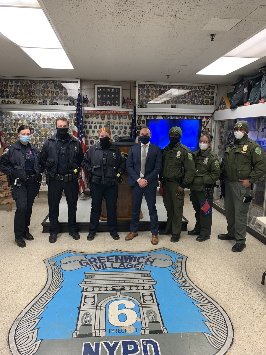 NYPD6Pct's tweet photo. Great job by everyone involved 👏 @NYCParks 6Pct. Detective Squad and our 6Pct. NCO’s. Great investigation = perpetrator in custody 👏 Thanks to their quick actions and coordinated efforts the #WestVillage is a safer place tonight. #NYPDProtecting #NYCSafe https://t.co/aZ7I52NkGH