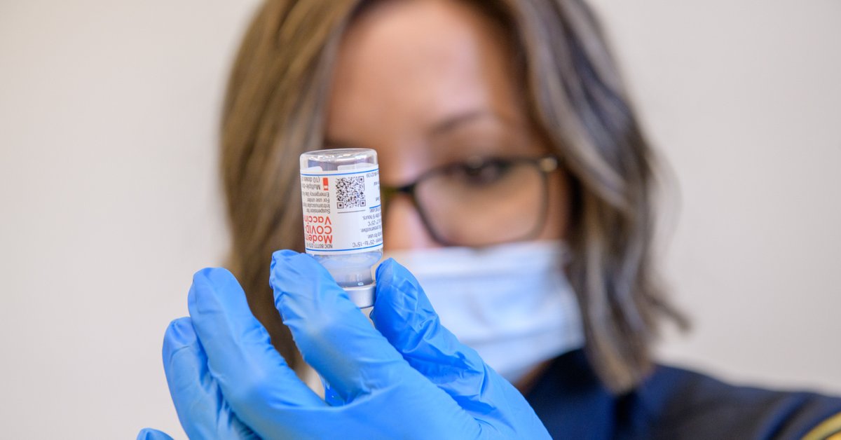 UAZHealth's tweet photo. AZ HEROES study data show a 90% effective rate after the recommended two doses of Pfizer and Moderna COVID-19 vaccines, confirming trial studies. More: https://t.co/NQ7pDWJCBN @UAZPublicHealth @UAZMedTucson @uarizona https://t.co/Pd3YY92sg5