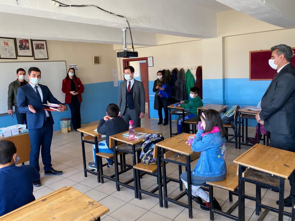 Kütüphaneler haftası nedeniyle okul ziyaretlerinde bulunan Kaymakamımız Sayın Mehmet GÜNDOĞDU öğrencilerimize kitap dağıttı.<a href="/tcmeb/">Millî Eğitim Bakanlığı</a> <a href="/ziyaselcuk/">Ziya Selçuk</a> <a href="/TC_kkalevalilik/">Kırıkkale Valiliği</a> <a href="/kirikkalemem/">Kırıkkale Millî Eğitim Müdürlüğü</a> <a href="/tufekciyusuf/">Yusuf TÜFEKÇİ</a> <a href="/DeliceKaymakaml/">Delice Kaymakamlığı</a> <a href="/DeliceMilli/">Delice İlçe Milli Eğitim Müdürlüğü</a> <a href="/bayram_nzm/">Nazmi BAYRAM</a> <a href="/DeliceIlkokulu/">Delice Cumhuriyet İlkokulu</a>