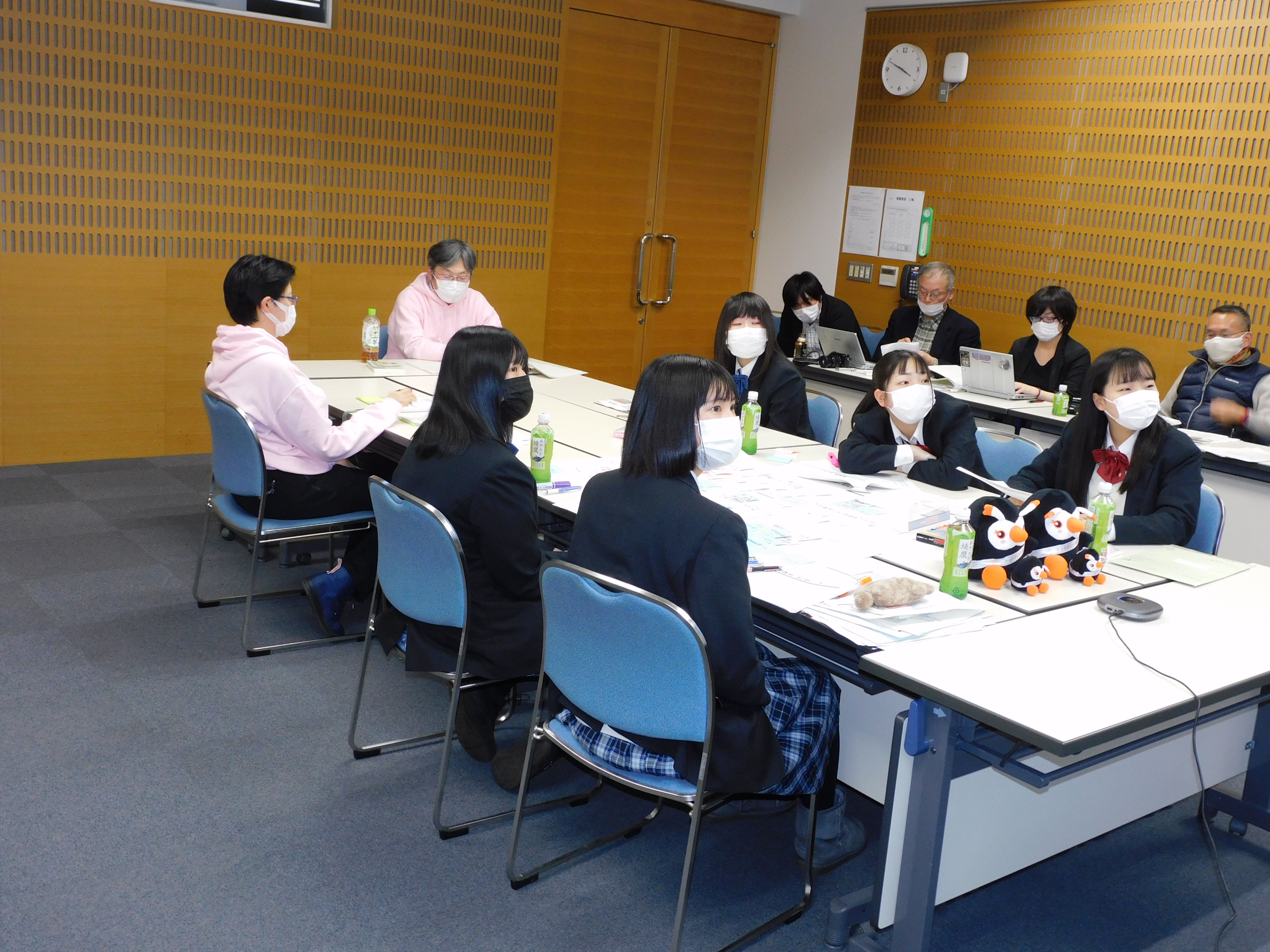 北方領土エリカちゃん 北海道根室高校には 北方領土根室研究会 という部活動があるッピ この前の北方領土 サポーターネットワーク会議では 若者ならではの視点で北方領土をテーマにアニメ化させるなどの提案をしたピ 研究会は全国で北方領土の出前講座も