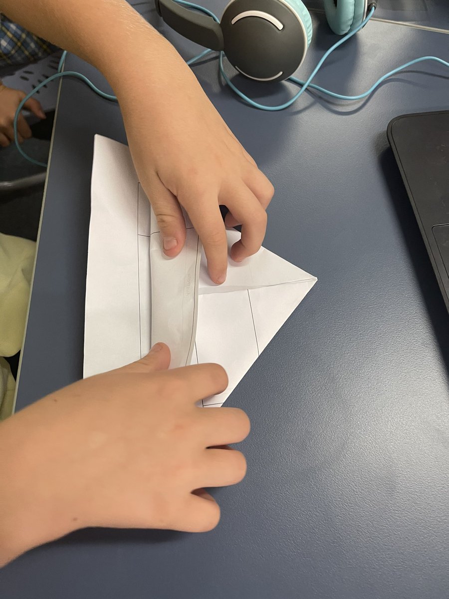 miss_annmarie_y's tweet photo. Year 4 ended today with a Japanese lesson using the ELLA online program. Some students chose to make origami by listening to the instructions in Japanese and looking at the visual cues. I think they did a great job don’t you? #acuedu_p #casualteaching https://t.co/7CWZQ02MpI