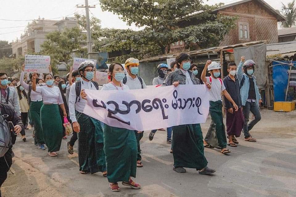 XueMei01's tweet photo. Mandalay Educational families' demo strike against military dictatorship ! 

ABOMINABLE CRUELTY

#WhatsHappeningInMyanmar 
#Mar30Coup https://t.co/XAOpfETXHN