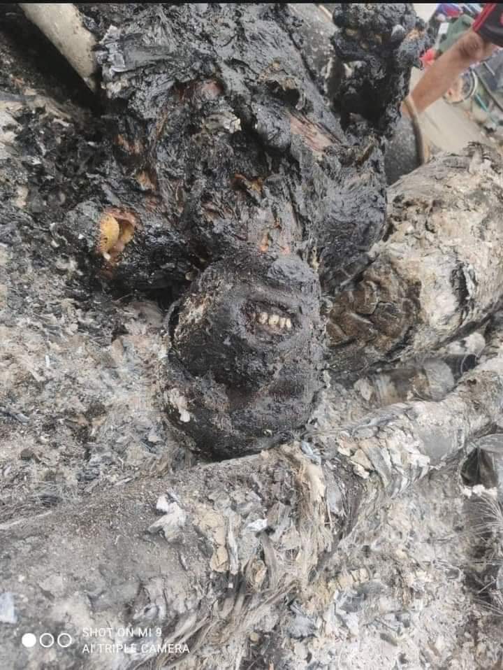Nan_Ayee's tweet photo. Tw//Death
Terrorist junta forces set fire to a man at the intersection of South Dagon 56 ward,Yangon. 
The body was cremated this morning. The exact name of the victim is still unknown.
#WhatsHappeningInMyanmar 
#Mar30Coup https://t.co/6FV94TZizW