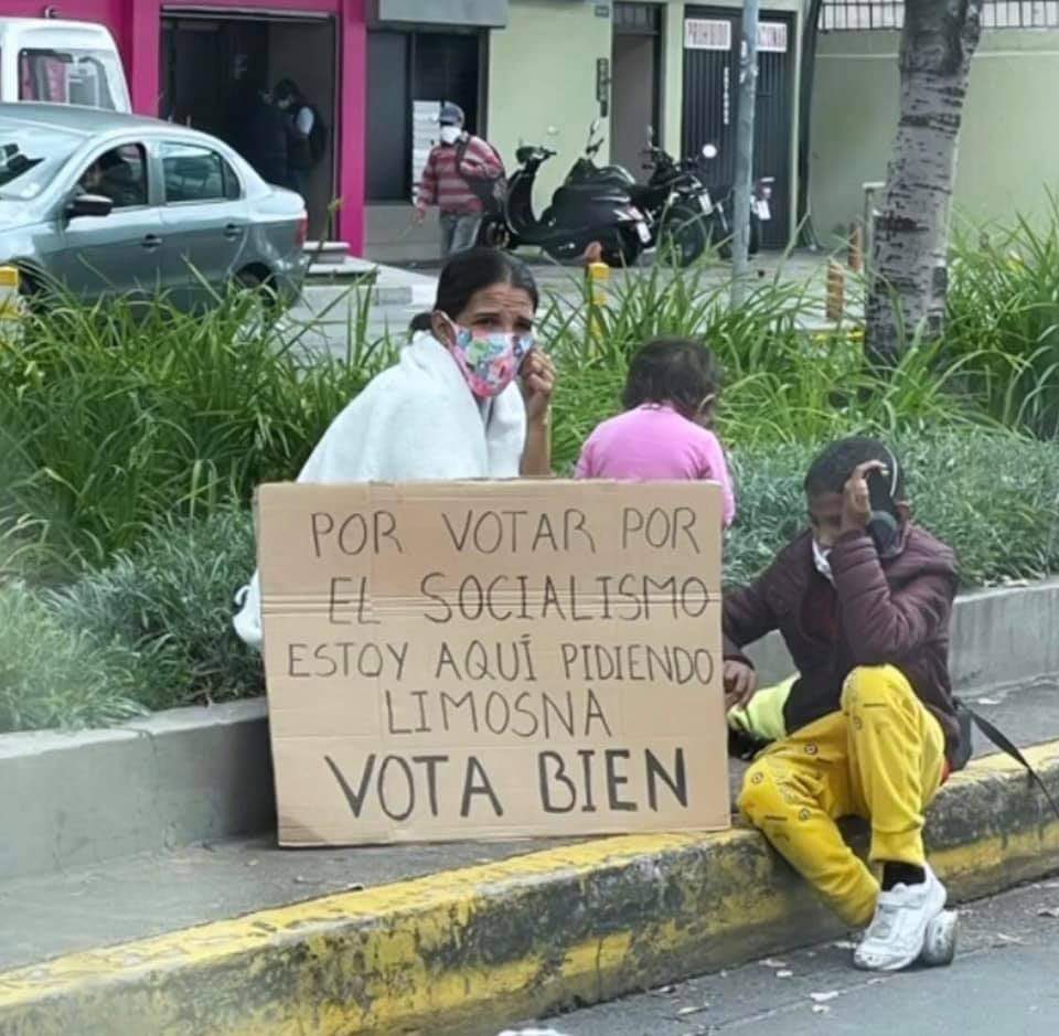 MarthaMoralesR's tweet photo. Vieron una oportunidad de campaña en estos padres desesperados con sus hijos? Si piensan que esto está bien les secuestraron sus principios. https://t.co/4OPPOyiblO