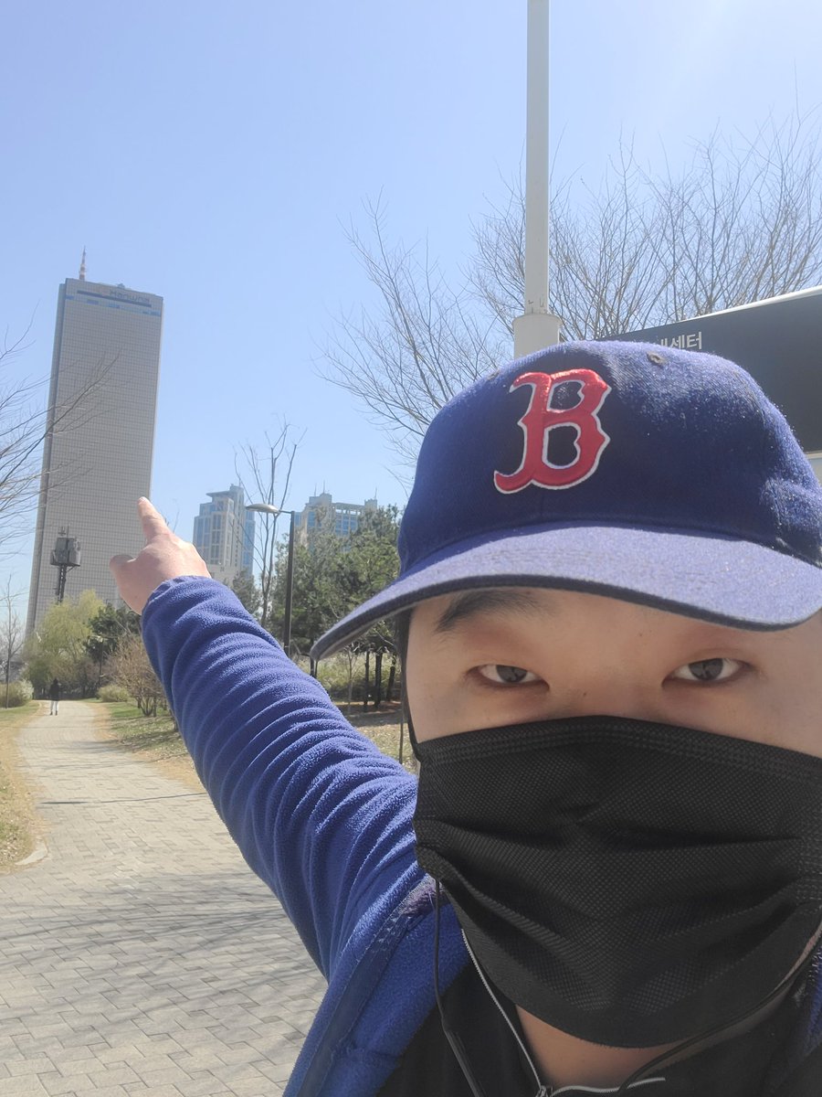 lee_billy_12's tweet photo. 여기는 한강!
날씨가 좋아서 한강에 놀러왔다.
바다가 아름답고,무엇보다 63빌딩을 이렇게 가까이 볼 수 있어서 좋다.
😆🌁🏙🏖
#서울 #여의도 #한강 #한강시민공원 #63빌딩 #seoul #yeouido #hangang #hangangcitizenpark #63building https://t.co/xQNltFD7M4