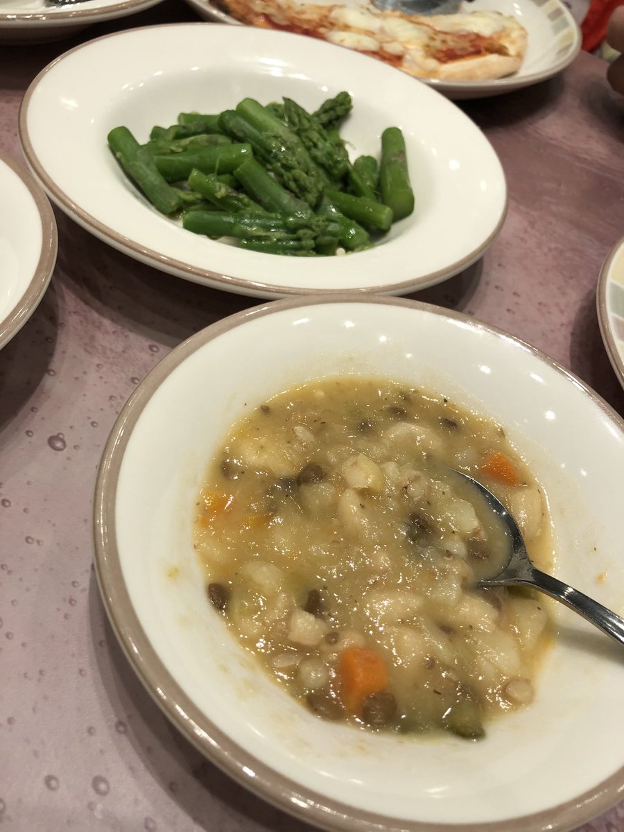 Kp 娘さん外食デビューした 離乳食持ってれば安心だけど お店の食事に挑戦 卵 乳製品アレルギーあり一歳2ヶ月児 1枚目はサイゼリア ミネストローネ グリーンソース別皿希望 アスパラガスの温サラダ 卵チーズ別皿希望 2枚目はかっぱ寿司 きつね