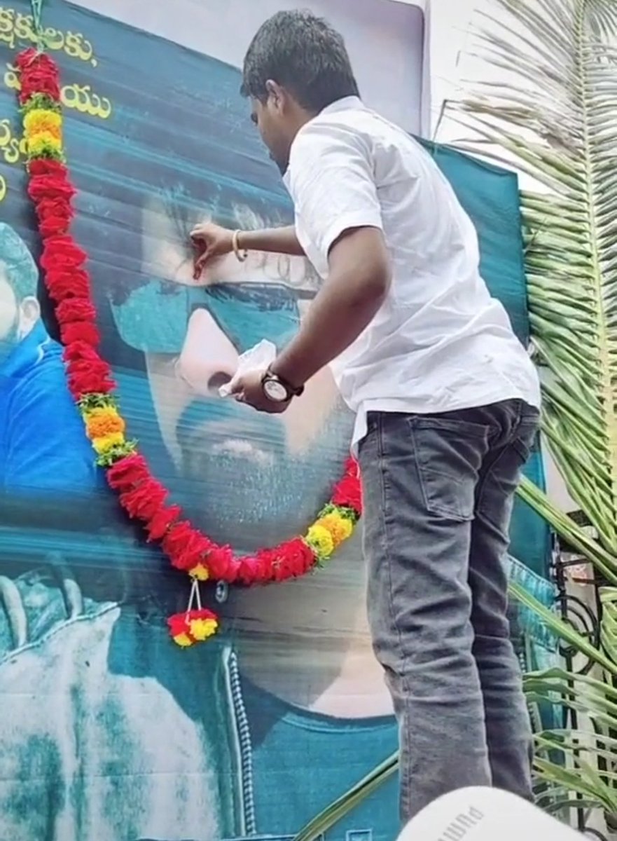 Devineni_Hari's tweet image. #SaahoTrailerCelebrations 

#UnMatchableSaahoEuphoria 

Darling #Prabhas 🙇