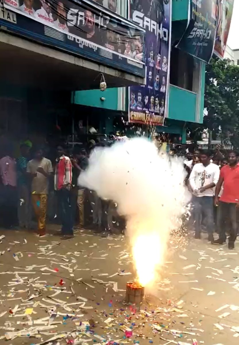 Devineni_Hari's tweet image. #SaahoTrailerCelebrations 

#UnMatchableSaahoEuphoria 

Darling #Prabhas 🙇