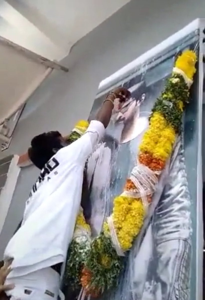 Devineni_Hari's tweet image. #SaahoTrailerCelebrations 

#UnMatchableSaahoEuphoria 

Darling #Prabhas 🙇