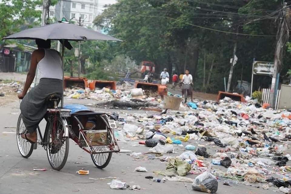 MayThweHtun8's tweet photo. Pro-democracy doing garbage strike this morning in Tharketa, Yangon after JUNTA declared people who make barricade with garbage will be killed. 

 ABOMINABLE CRUELTY
#WhatsHappeningInMyanmar  
#Mar30Coup https://t.co/TRwnSgtaXv