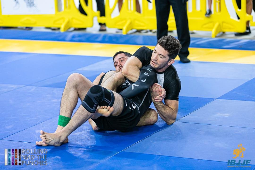 99% of my friends will look at this pic and say “wtf is he doing?!”🤣

#jiujitsu