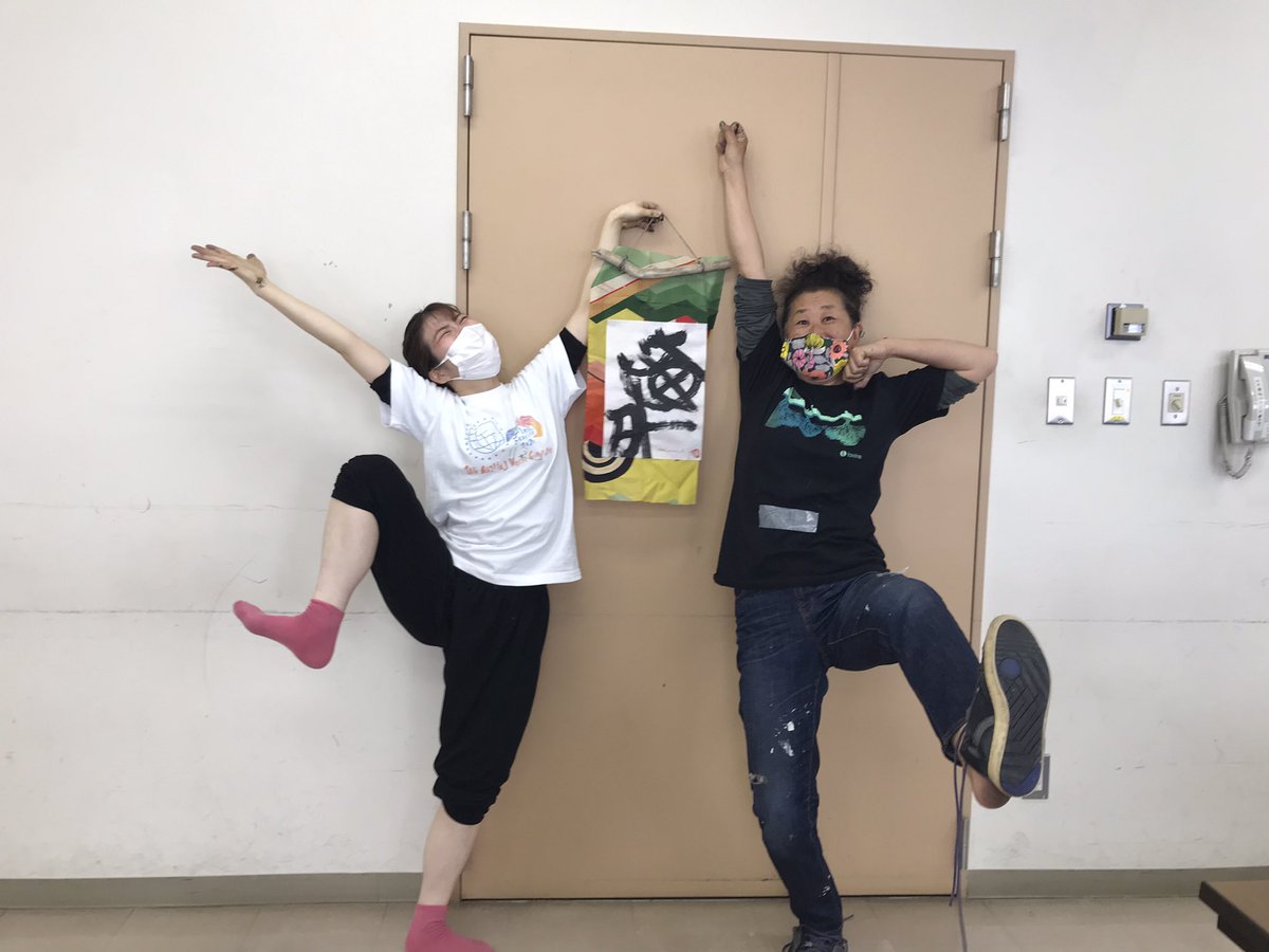 MIRAI_2020's tweet photo. 本日15時から
『ハジケま書WS』始まります！！！

午前中は、
今日書いた自分の『お気に入り』を
掛け軸にしました🌼
文字ってこんなに踊るんだ！
手だけじゃなくてからだ全部で書く…
感覚がひと回りひろがった気がします👀
15時からの参加お待ちしてます！！！
ぜひみなさんきて下さい！
#山田麻子 https://t.co/CNyZndXkvR