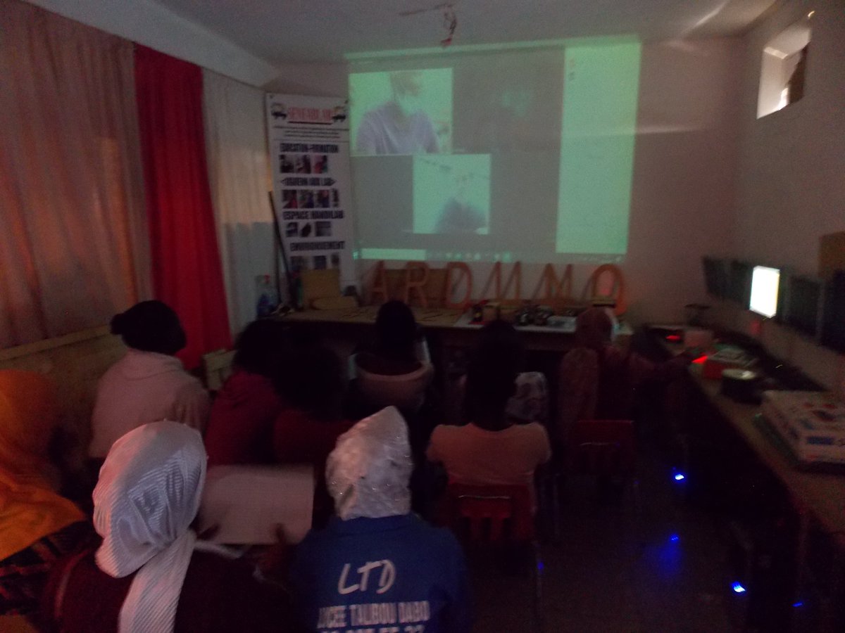 ArduinoSenegal's tweet image. Merci encore pour cette collaboration @MyHumanKit @donilab #ArduinoD21 learn and share #feux #signalisation #Robotics #station #meteo #poubelle #intélligente @senfablab systeme de drainage @lambayecenter #gants avec capteurs de flex #CollègePetiteLande #kebetu #Dakar