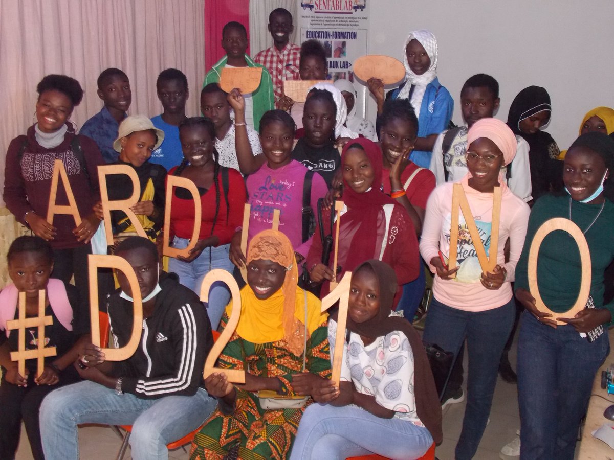 ArduinoSenegal's tweet image. Merci encore pour cette collaboration @MyHumanKit @donilab #ArduinoD21 learn and share #feux #signalisation #Robotics #station #meteo #poubelle #intélligente @senfablab systeme de drainage @lambayecenter #gants avec capteurs de flex #CollègePetiteLande #kebetu #Dakar