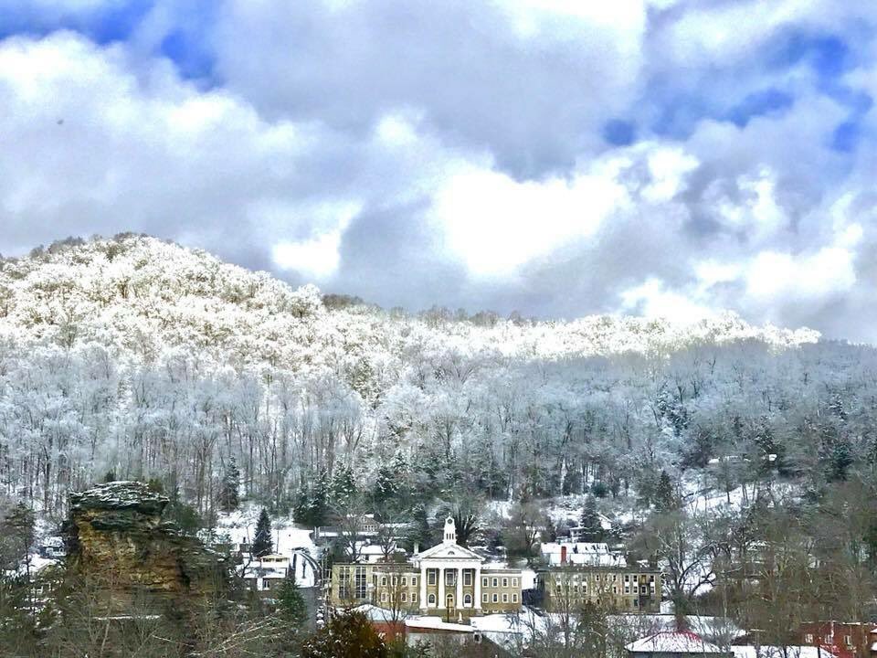 HaleyButcher15's tweet photo. I live in the small town of Pineville, WV and I have lived there for about 9 years. It is a very small community and although in small towns, gossip goes around quick, you can always count on your neighbors for help. #SOWK35021 https://t.co/GbNPpHlspZ