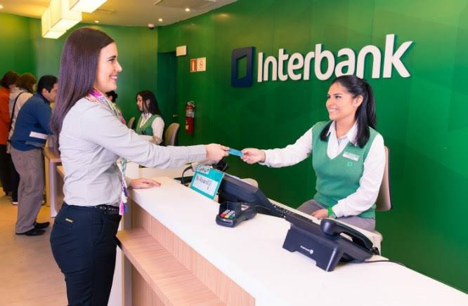 PasajeEscolar's tweet photo. Marco Arana está con su look de Interbank ✨ #DebatePresidencialJNE https://t.co/KkV668siD1