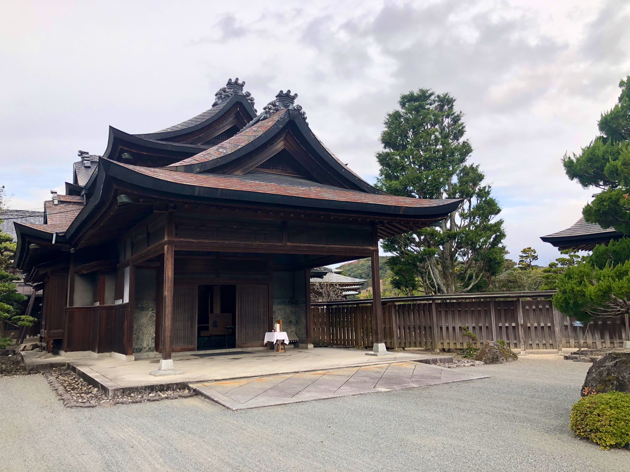日本庭園情報メディア おにわさん The Japanese Gardens 旧藏内氏庭園 一面田んぼの 田舎 の風景の中にたたずむ豪邸 まず県道からの参道の長さと石橋 石鳥居がすごい 大玄関 まず入母屋造二重屋根の玄関がデカい 全般的には和風の邸宅なの