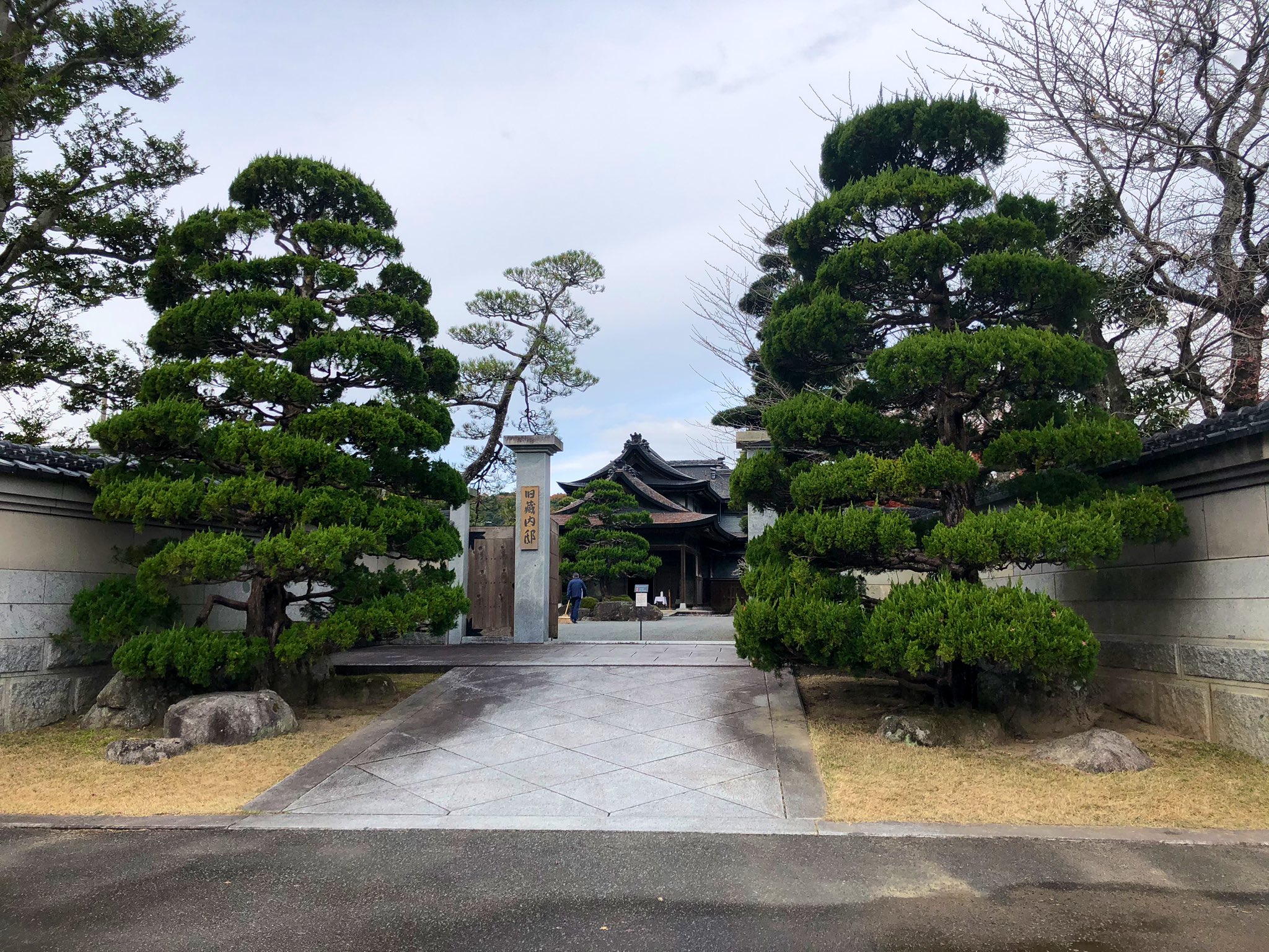 日本庭園情報メディア おにわさん The Japanese Gardens 旧藏内氏庭園 トイレのタイルや大理石造りのお風呂なども贅が尽くされたもので 廊下もすごくて マジで豪邸 あまり何かと何かを比べて こっちが良い と言うものではないんだけど 九州