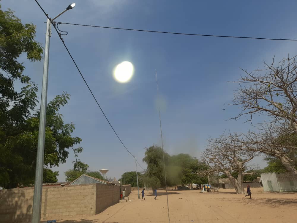 SecondePhase's tweet photo. Accès universel pour le Sénégal #horizon2025
avec @Macky_Sall @SenegalPourTous 
#PSE @CheikhhDiop  
 #PUDC : LA PHASE ACTIVE DU PROGRAMME D’ÉLECTRIFICATION DE 2.000 VILLAGES LANCÉE À NOUMA #SaintLouis #Senegal #kebetu https://t.co/S5NGgtYely