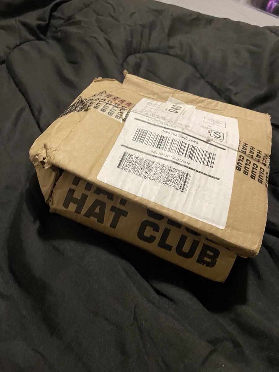 TStvr's tweet image. Welp Just received my package @HatClub  and i’ll i can say it’s @FedEx is elite smh 🤦🏽‍♂️