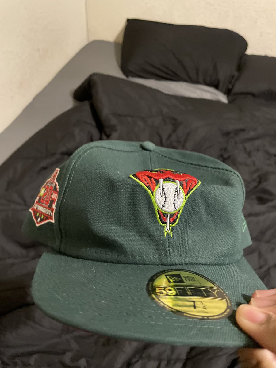 TStvr's tweet image. Welp Just received my package @HatClub  and i’ll i can say it’s @FedEx is elite smh 🤦🏽‍♂️