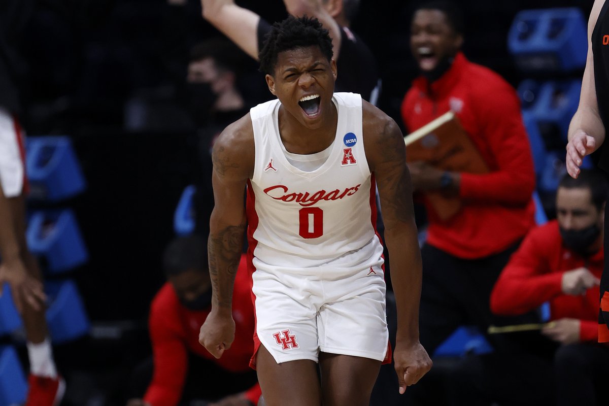 BleacherReport's tweet photo. HOUSTON SURVIVES AND ADVANCES 🔥

The Cougars hold off Oregon State, 67-61, and are heading to the Final Four! https://t.co/8VKcLjoviR
