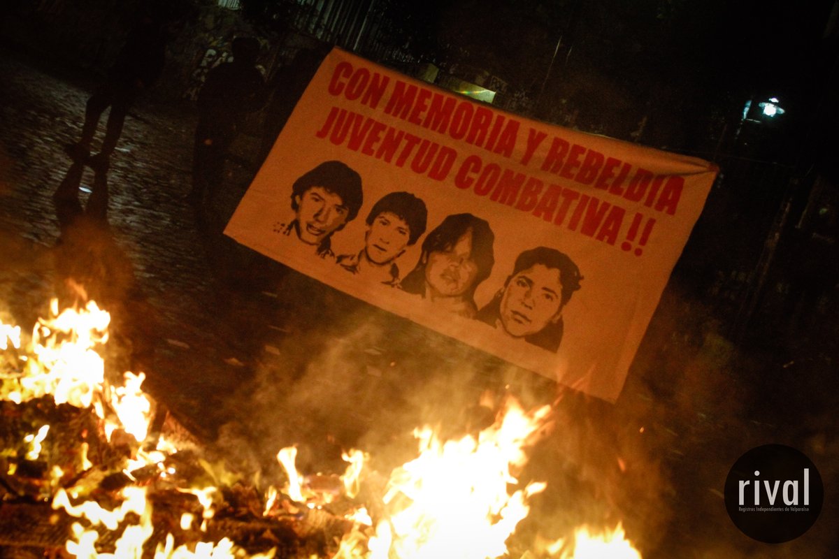 [VALPARAISO] Barricadas en Conmemoración del Dia de Jóvenes Combatientes. Subida Cumming.

#jovenescombatientes
#fotoperiodismo
#photojournalism
#press
#instagram
#latinoamerica
#valparaiso
#rivalmedios
