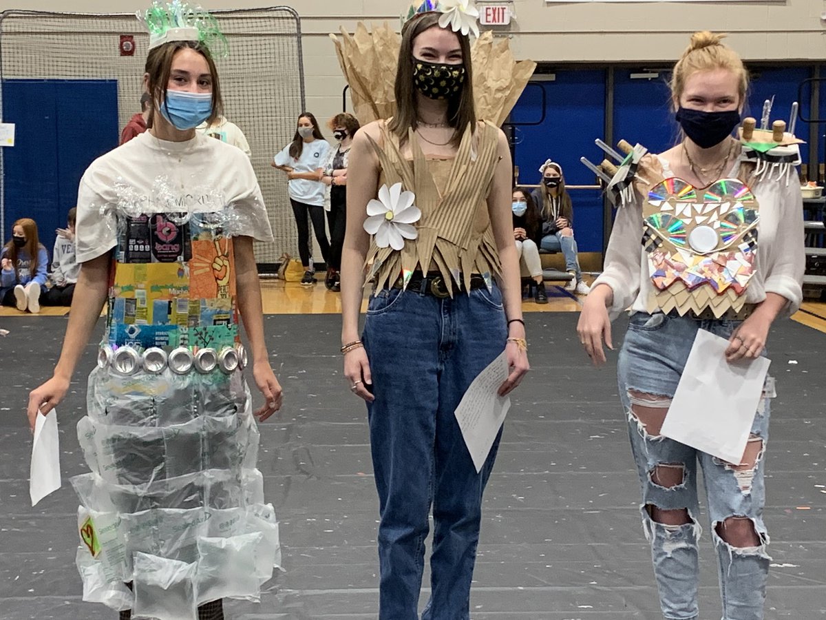 wcsBHShm's tweet photo. County wide Art Throwdown- 14 schools sent artist teams to compete in drawing- painting- and sculpture on the fly! The olympics of art &amp; BHS artists took an overall 2nd place in their first year competing!!! Congratulations Bruins! Your integrity &amp; teamwork inspire! @wcsBHS ❤️ https://t.co/ZbHIk7yQyb