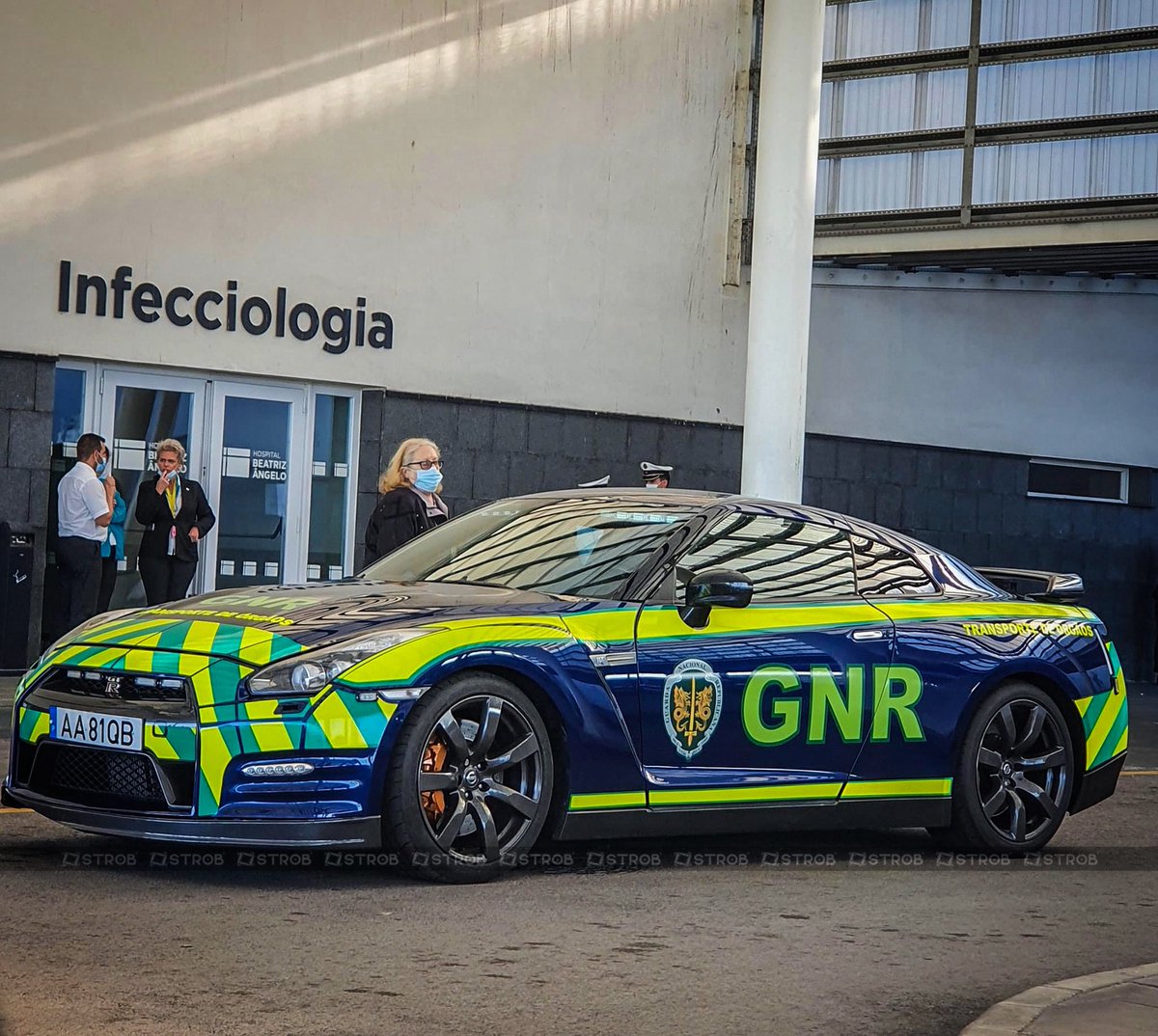 StrobPT's tweet image. Nissan GT-R from the Traffic Unit of the Guarda Nacional Republicana to be used as an Organ transport between hospitals.