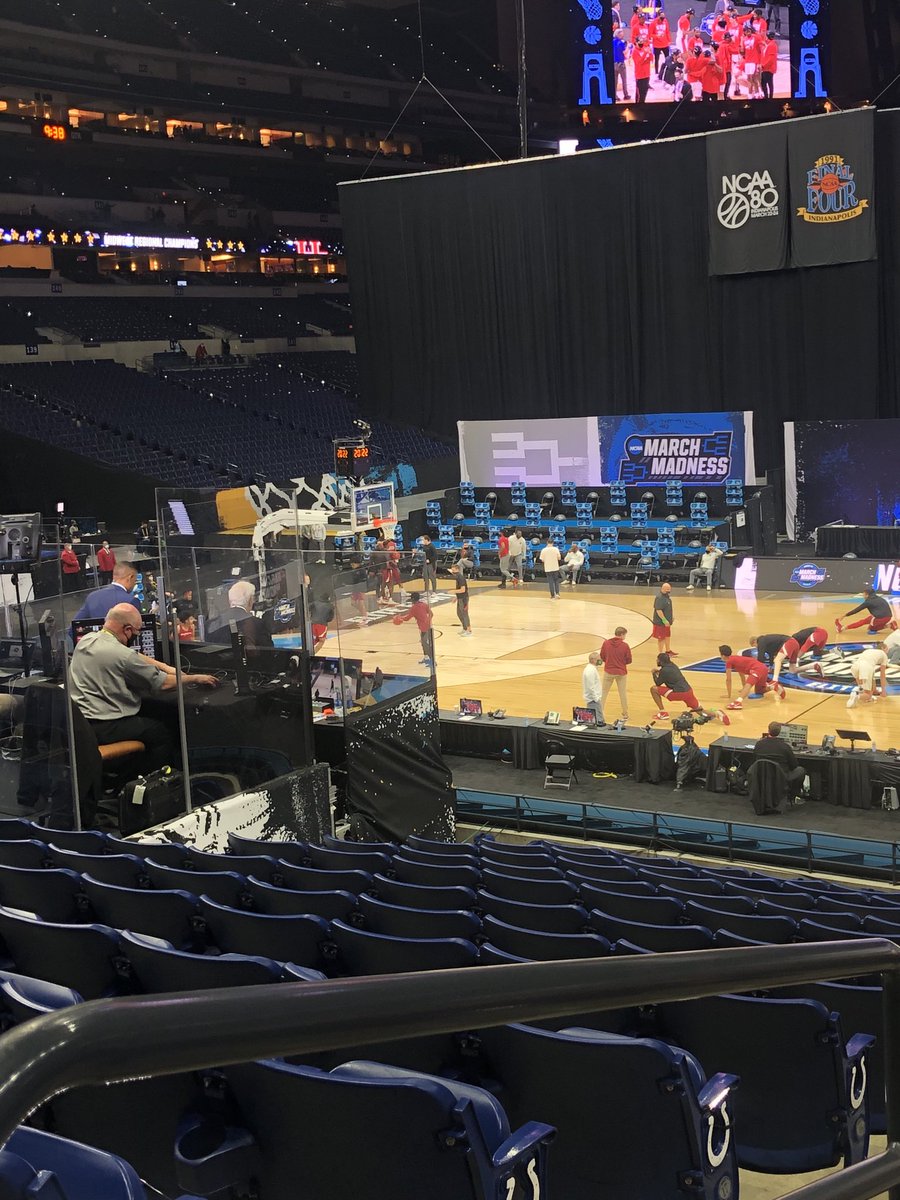 CoachSamPittman's tweet photo. TURN THAT DAMN JUKEBOX ON!!  Let’s go Hogs! https://t.co/g0fDKCopDu