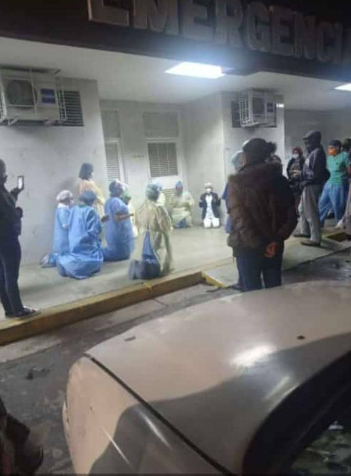 polita26's tweet photo. Una imagen que vale más que mil palabras. Dios tenga misericordia de todos. Esos médicos y enfermeras saben la gravedad de lo que estamos enfrentando. Esto es Miranda, Venezuela. Este es el Hospital Victorino Santaella. #LosTeques https://t.co/dYtkD28491