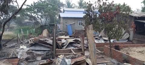 nslwin's tweet photo. South Dagon, Yangon — Mar 28 night

Two houses &amp; a snack shop were burnt down. They were set on fire by Terrorists (#Myanmar Security Forces).

#WhatsHappeningInMyanmar #Mar30Coup #MilkTeaAlliance #AntiFascistRevolution2021 https://t.co/OTNIbq8Jtw