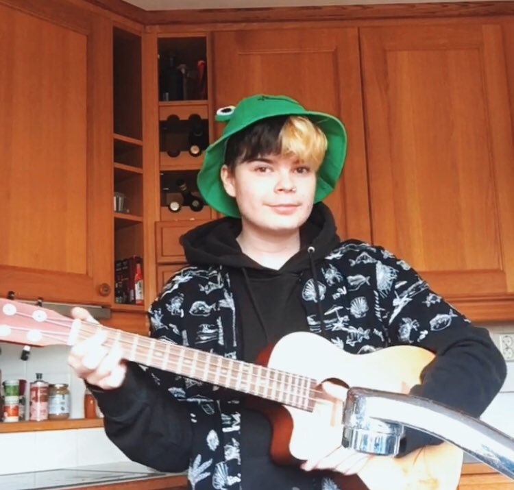 _Beerage_'s tweet photo. I barely take selfies (not counting the weird selfie I snap my friends), but I saw #smallstreamerselfieday and here I am 😎
Hi I’m Bee, I play the block game https://t.co/GhVFKbTTMc