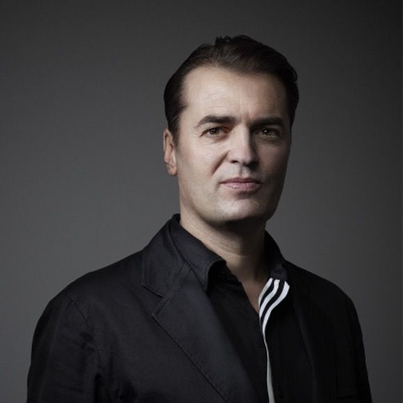 DesignApplause's tweet photo. icymi If you missed out @WACommunity live talk with @zahahadiddesign @ZHA_News director @patrik_schu, watch now on #wacommunity IGTV: https://t.co/Ww5fnOLlv8 #wacliveinterview https://t.co/S0FmMM0SBV