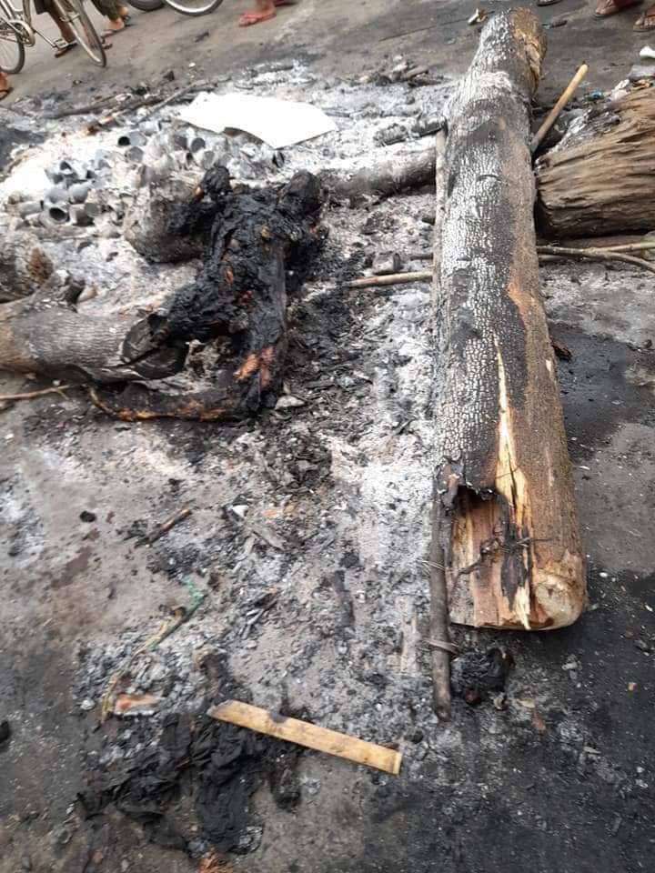 thiri_heather's tweet photo. Tw // Burn
Junta military burnt down a civilian in fire alive on the road in ward 56 South Dagon,last night.Military forces were there until the morning,shooting, burning&amp;torturing the civilians.Number of dead still unknown.

ABOMINABLE CRUELTY
#Mar30Coup
#WhatsHappeningInMyanmar https://t.co/9JpUysxnSH