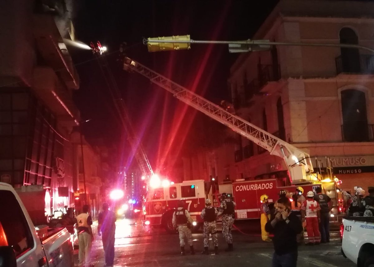 vialhermes's tweet photo. Se reporta incendio del edificio INTRA ubicado en  Av Independencia y Aquíles Serdan en el Puerto de Veracruz, laboran elementos de Bomberos Veracruz, Bomberos Conurbados, PC Estatal y Municipal, Guardia Nacional, Policía Naval, SSP y Cruz Roja local https://t.co/JjfcsfEEWd